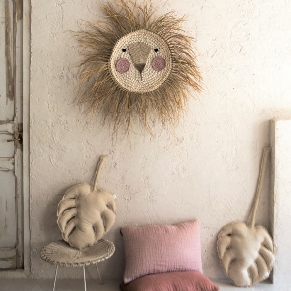 Riesiger gehäkelter Löwenkopf mit leuchtenden Details